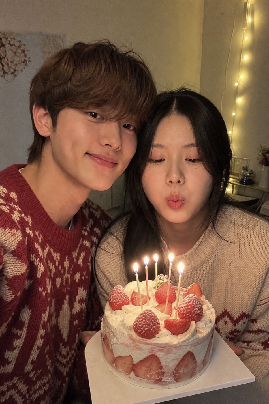 크리스마스이브 100일 케이크를 든 예시 커플 (AI 예시 이미지)